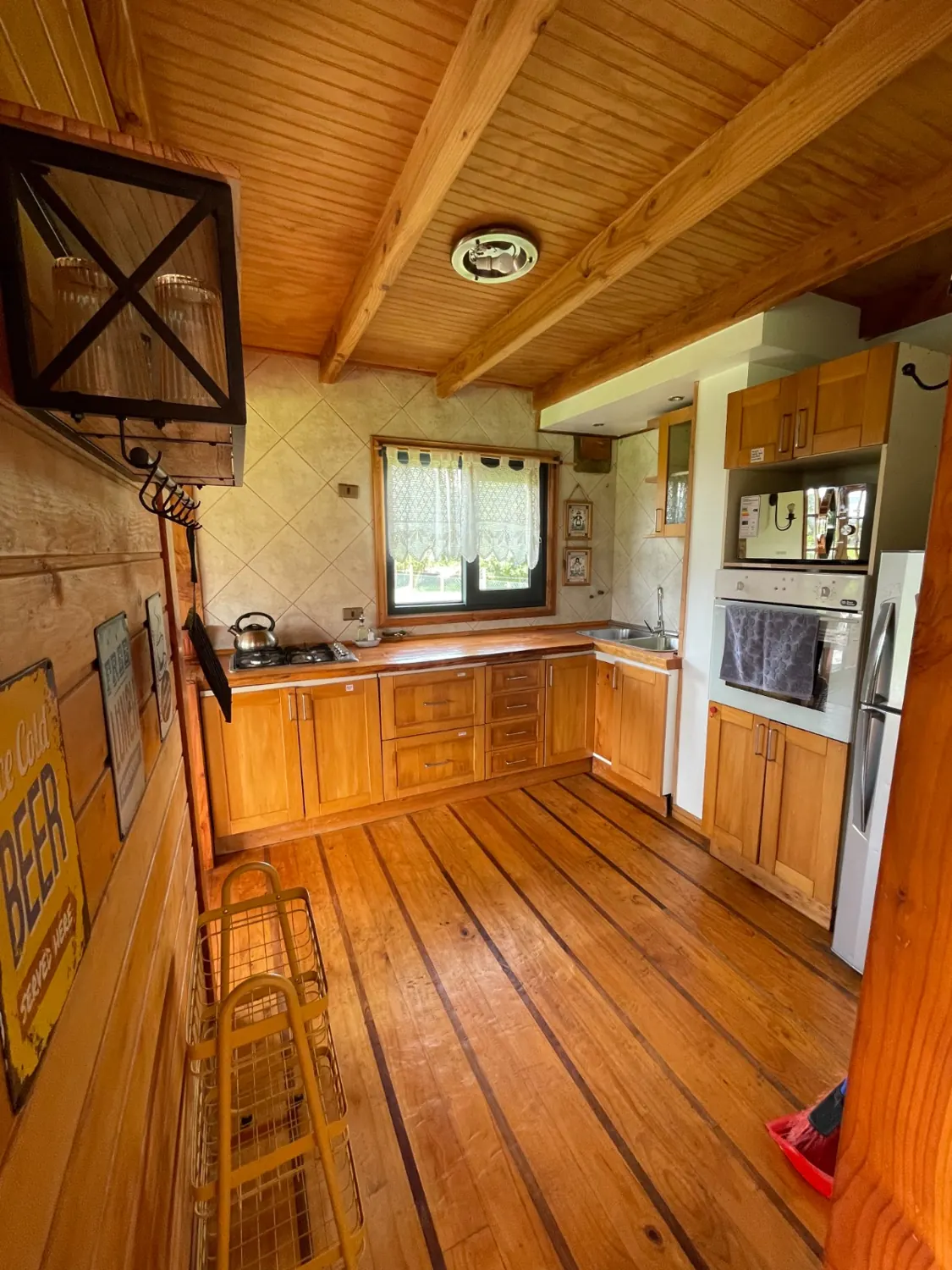Cocina de madera equipada