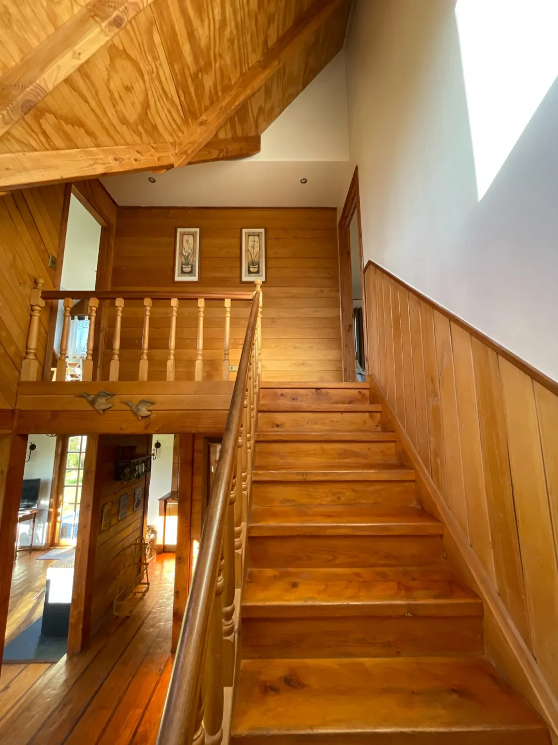 Escalera de madera al segundo piso