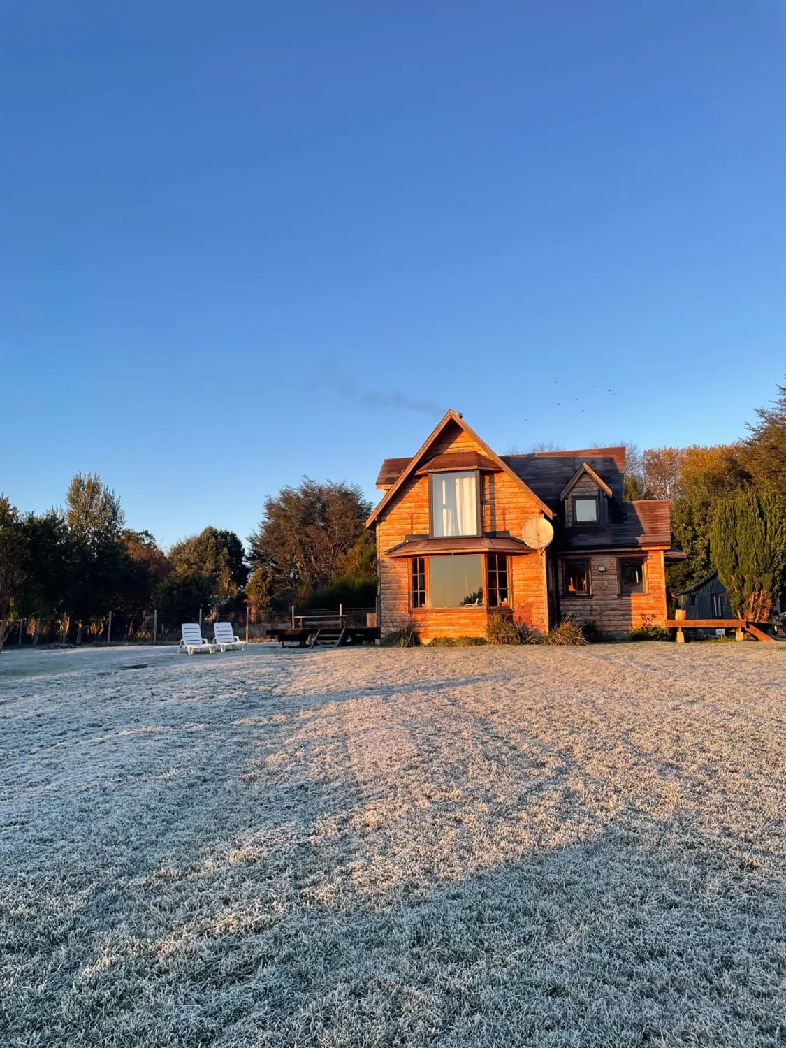 Exterior de la casa en invierno al amanecer