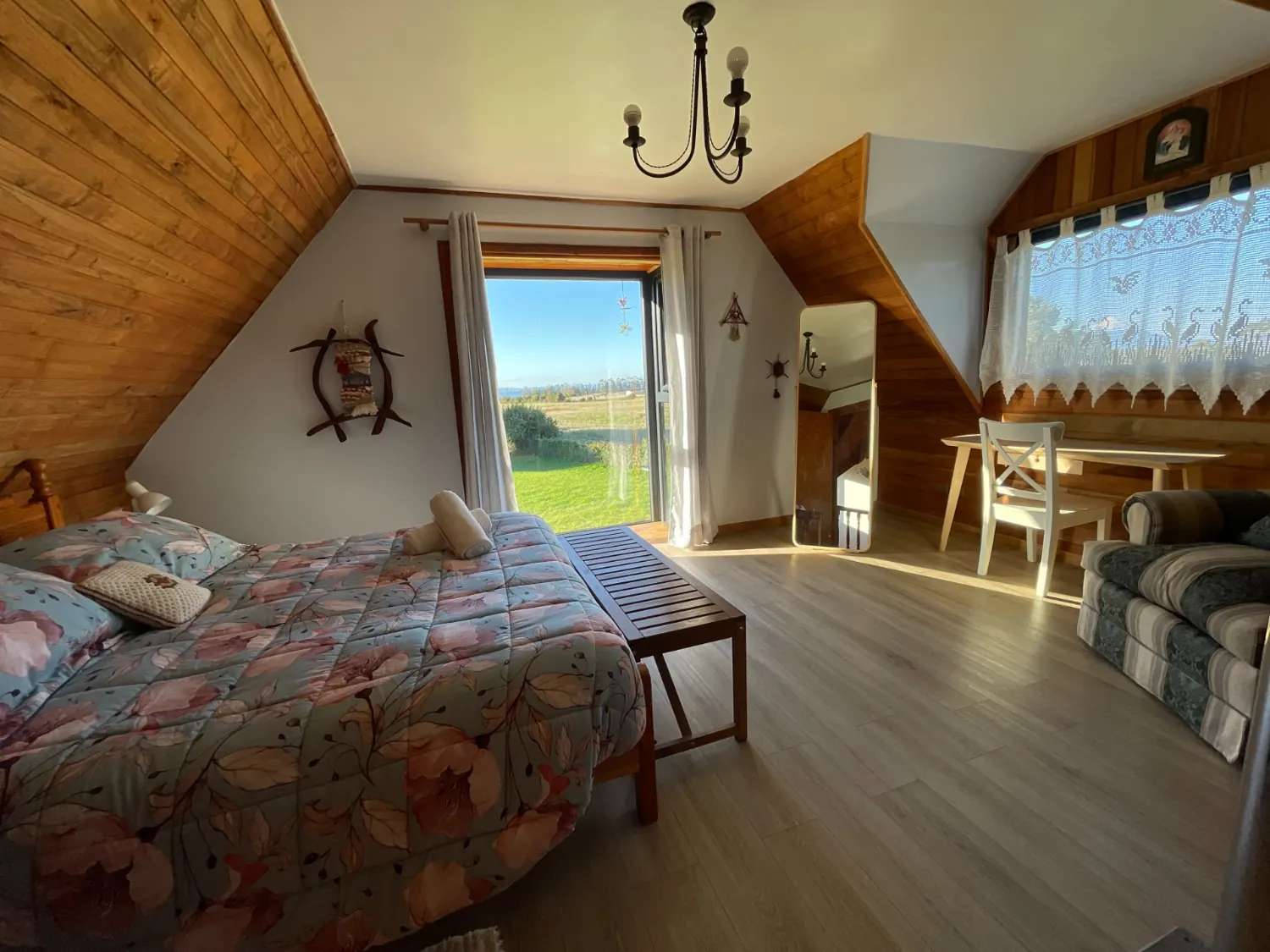 Habitación Arrayán con cama matrimonial y salida a la terraza