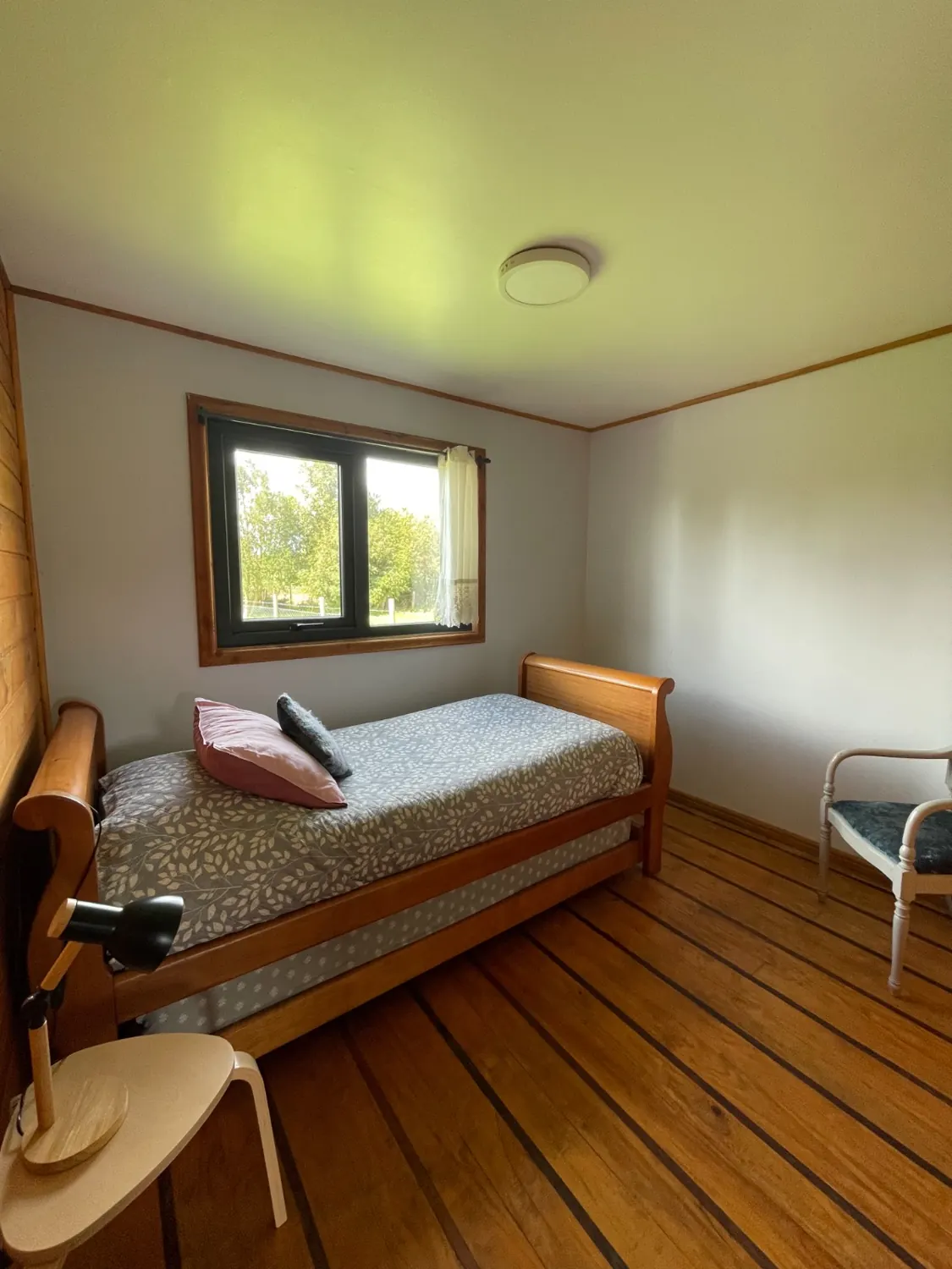 Habitación Canelo con cama nido de madera