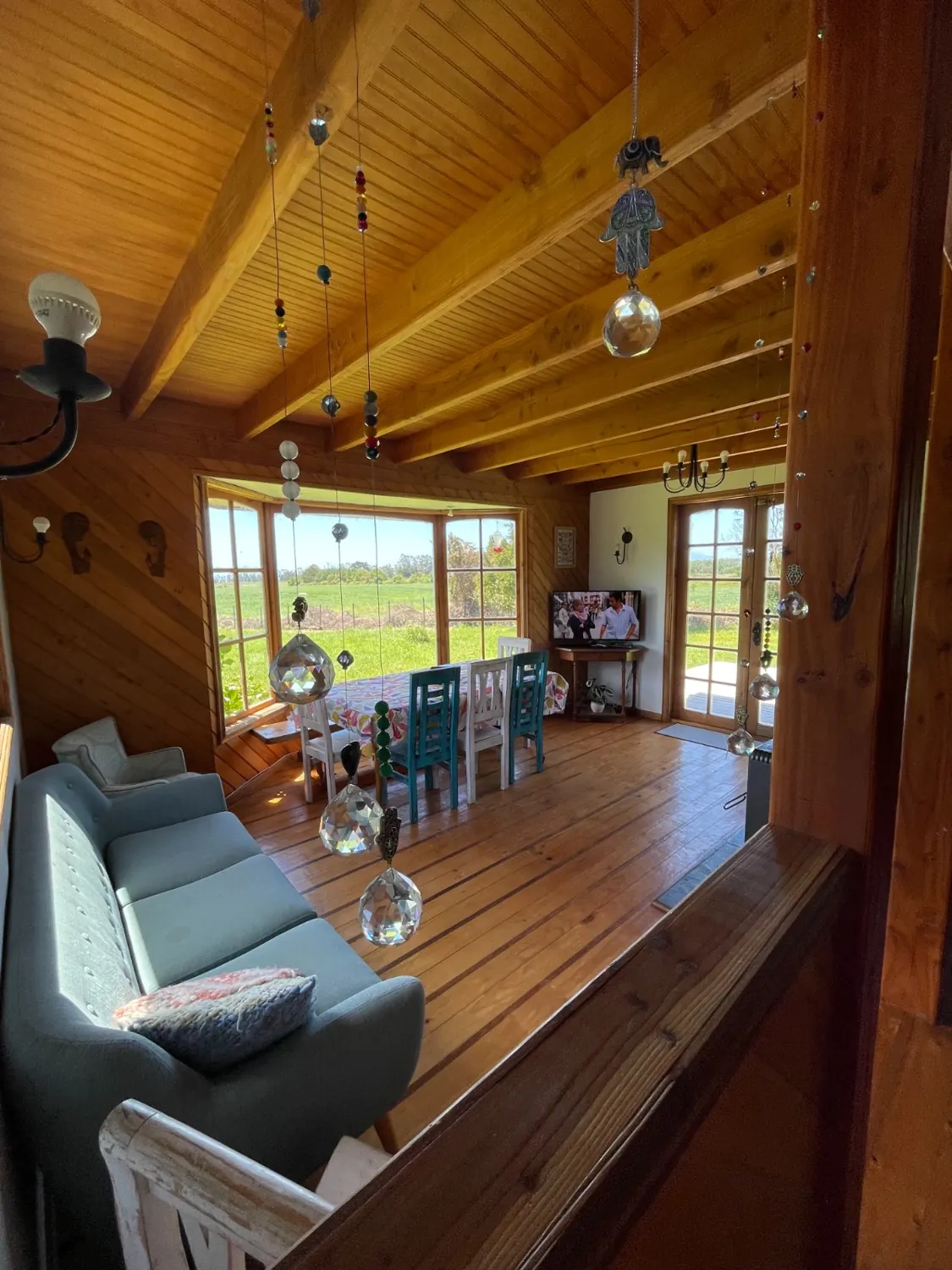 Living comedor con sofá, ventanal y mesa