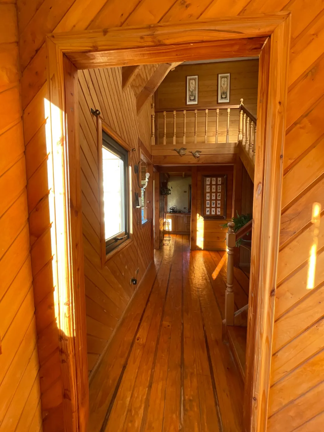 Pasillo de madera con luz de la tarde