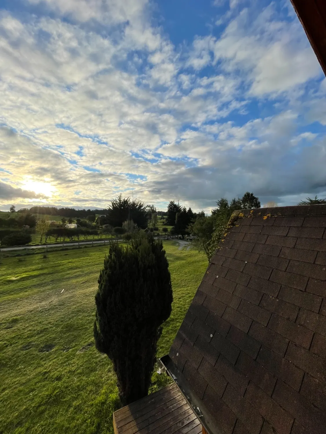 Vista al campo desde el segundo piso al atardecer